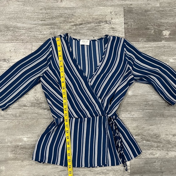 Bundle of Two Spring Tops Size Small - Picture 6 of 11